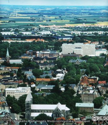 Centrala Lund och Lasarettet i Lund, från söder, c:a 1994
 Flygfoto av centrala Lund och Lasarettet i Lund, från söder, c:a 1994. Domkyrkan och Stortorget i bildens nedre del.
Nyckelord: Lasattet i Lund;Flygfoto;Domkyrkan;Universitetet i Lund;Universitetsplatsen;Centrum