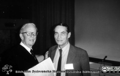 Professor Jan Waldenström till vänster och docent Göran Bauer
Professor Jan Waldenström till vänster och docent Göran Bauer, så småningom professor i ortopedi i lund. Foto troligen på Malmö Allmänna Sjukhus medan Göran Bauer ännu arbetade där. Kanske nära 1970. Bildkälla Håkan Westing-arkivet på UB i Lund.
Nyckelord: Malmö Allmänns Sjukhus;MAS;Ortopedi;Invärtes medicin