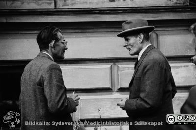 Peter "Dubbelpetter" Petersen och professor Torsten Thunberg utanför dåvarande fysiologiska institutionen på 1940-talet
Peter "Dubbelpetter" Petersen och professor Torsten Thunberg utanför dåvarande fysiologiska institutionen på 1940-talet. Publicerad på sidan 77 i   Westling (2003). Tre professorer i fysiologi: Magnus Blix, Torsten Thunberg, Georg Kahlson.   Bildkälla UB Lund 2020, H. Westlings arkiv.
Nyckelord: Fysiologisk institution;Universitetet i Lund;Medicinck fakultet