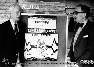 Inge Edler och Hellmuth Hertz vid ett symposium 1977 i aulan på Universitetssjukhuset i Lund
Inge Edler och Hellmuth Hertz vid ett symposium 1977 i aulan på Universitetssjukhuset i Lund för att hedra deras insatser för klinisk ekokardiografi. Okänd fotograf.  Bildkälla UB Lund 2020, H. Westlings arkiv.
Nyckelord: Symposium;Ekokardiografi;Hedersbevisning;Lasarettet i Lund;Medicinsk teknik