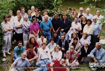 Fysiologer firar midsommar i det gröna, troligen på 1980-talet.
Fysiologer firar midsommar i det gröna, troligen på 1980-talet. Plats okänd.  Nils Emmelin längst ned till höger. Olle Hammar längst ned till vänster.  Bildkälla UB Lund 2020, H. Westlings arkiv. "Glada fysiologer efter sillunchen". Publicerad på sidan 96 i Emmelin m.fl. (1997) "Fysiologi i Lund under 100 år”. Årsbok, Lunds universitetshistoriska sällskap.
Nyckelord: Fysiologisk institution;Midsommarfest