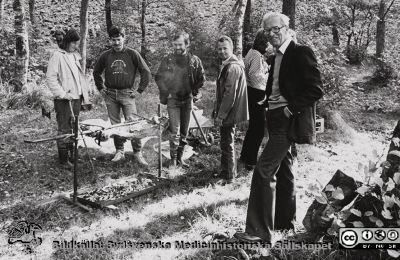 Nils Emmelin längst till höger med  medarbetare vid en grill för helt slaktdjur
Nils Emmelin längst till höger med  medarbetare vid en grill för helt slaktdjur, gris eller kanske lamm.Fysiologen Lo Persson nr 4 från vänster, två ingenjörer och en labass / BMA. Kersti Larsson. Publicerad på sidan 94 i Emmelin m.fl. (1997) "Fysiologi i Lund under 100 år”. Årsbok, Lunds universitetshistoriska sällskap. Bildkälla UB Lund 2020, H. Westlings arkiv.
Nyckelord: Fysiologisk institution;Utflykt;Grill