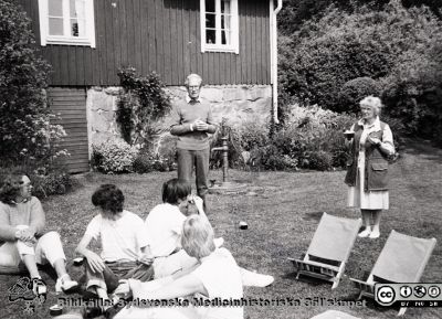 Utflykt med lundafysiologer
Utflykt med lundafysiologer till  Kerstin och Nils Emmelins sommarställe på Garnanäs i Blekinge.  Bildkälla UB Lund 2020, arkiv Håkan Westling. Publicerad på sidan 93 i Emmelin m.fl. (1997) "Fysiologi i Lund under 100 år”. Årsbok, Lunds universitetshistoriska sällskap.
Nyckelord: Sommarställe;Fysiologisk institution;Lund;Utflykt