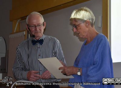 Plastikkirurgen docent Henry Svensson höll Berndt Ehinger-föreläsningen 2023-09-04
Plastikkirurgen docent Henry Svensson höll Berndt Ehinger-föreläsningen för Sydsvenska Medicinhistoriska Sällskapet 2023-09-04 och får här sitt diplom för insatsen av Birgitta Castor, föreläsningsansvarig i Sällskapet. Föreläsningen handlade om doktor Gustav Alling i Höganäs och hans husdjur den tama puman Bob. Djuret var en hona, trots namnet. Foto Anders Widell
Nyckelord: Hedersöreläsning;Berndt Ehinger;SMhS;Sydsvenska Medicinhistoriska Sällskapet