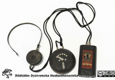 Hörapparat från 1910-tale
Hörapparat från 1910-talet med separat batteri och hörlurar. Modell Acoustion SRB. Ingick i en medicinhistorisk utställning om hörsel och hörapparater på Livets Museum i Lund 2013. Från Kulturen i Lund.
Nyckelord: Hörapparat;Uställning;Livets Museum;Lund