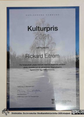 F. smittskyddsläkaren i Blekinga Rickard Eitrem fick 2021 Karlskrona kommuns kulturpris för fötjänstfullt arbete med att i tidera av pågående  pandemi vårda, utvekla och för allmänheten tillgängliggöra Karlskronas rika medicinhistoria. Foto 2023-10-17 av Anders Widell.
Nyckelord: Hyllning;Hedersbevis;Kulturpris;Medicinhistoria;Smittskydd;Pandemi