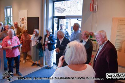 Boksläpp och mingel 210830 på Livets Museum i Lund.
Boksläpp 210830 på Livets Museum i Lund. Längst till höger huvudredaktören Bo Eklöf. Närmast kameran SMHS ordförande Britta Stenstam. Strax bortom dem professor Anders Björklund och i dörröppningen Olle Pahlm, klinisk fysiolog i Lund. Med glas i handen och strax hitom Olle Pahlm står Carl-Göran Hagert, handkirurg, Bjärred. Bakom honom lutar sig Bengt Uvelius mot dörrposten. Från vänster Klas Burin, ortoped, British Virgin Islands och strax bortom honom professor Bengt Lindskog. Botom honom Stefan Leander i brun kavaj.  Marianne Ehinger i röd klänning och troligen Charlotte Erlanson-Albertsson som torkar sig på tinningen. Foto Anders Widell.
Nyckelord: Boksläpp;Bokrelease;Livets Museum;SMHS;Sydsvenska medicinhistoriska Sällskapet;Publicering;Supplement