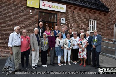 Boksläpp och mingel 210830 på Livets Museum i Lund.
Gruppbild på närvarande författare på boksläppet 210830 för boken "Swedish Physcians in Kuwait 1980 - 1990. Personal and professionel experiences". 
1. Hans Huldt, narkosläkare, Helsingborg; 2. Klas Burin, ortoped, British Virgin Islands; 3. Ingvar Gustafson, narkosläkare, Lund/Växjö; 4. Anders Lindstrand, ortoped, Lund; 5. Pamela Neglén, Peters fru; 6. Margareta Eriksson, neurofysiolog, Falsterbo; 7.	Peter Neglén, kärlkirurg, Cypern/Helsingborg; 8. Ulf Nilsson, radiolog, Helsingborg 9. Ingemar Helin, barnläkare, Lund 10.	Jesper Eklöf, rekryterare, Helsingborg; 11. Ulla Helin, Ingemars fru; 12 Bo Eklöf, kärlkirurg, Råå; 13. Carl-Göran Hagert, handkirurg, Bjärred; 14. Gunnel Gustafson, Ingvars fru; 15. Agneta Nilsson, Ulfs fru; 16 	Monica Eklöf, Bos fru; 17. The one and only: Britta Stenstam; 18. Karin Hagert, Carl-Görans fru; 19. Bengt Jeppsson, kirurg, Lund.
Nyckelord: Boksläpp;SMHS;Supplement;rsskrift;Lund;Livets Museum