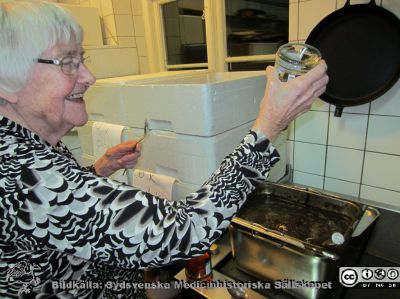 Svartsoppan förstärks av apotekare Greta Roslund 2013
Greta Roslund förbättrar svartsoppan på SMHS' gåsfest den xx november 2013.
Nyckelord: gåsfest mm;SMHS;Sydsvenska Medicinhistoriska Sällskapet