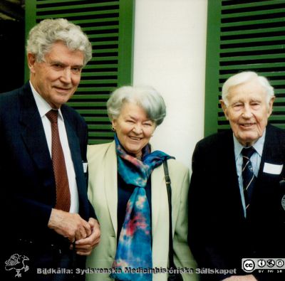 Håkan och Britt Westling tillsammans med Philip Sandblom på terrassen vid Locus Medicus c:a 2000
Foto Frank Wollheim.
Nyckelord: Lasarettet;Lund;Universitetssjukhuset;USiL;Locus;Medicus;Medicinska;Fakulteten;Föreningen