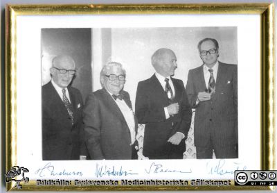 Fyra professorer i internmedicin i Lund på Locus Medicus i Lund 1978 
Fyra professorer i internmedicin i Lund på Locus Medicus i Lund 1978 enligt påskrift på tavlans baksida. Från vänster Haqvin Malmros, Nils Söderström, Stig Radner och Anders Gustafson enligt egenhändiga namnteckningar. Bildkälla Stiftelsen Locus Medicus Lundensis 250317. Fotograf okänd.
Samma bild som i fil 160707-01 i SMHS' "Öppet Bildarkiv" och 160707-01.tif i Synologyarkivets DS420j.
Nyckelord: Tavla;Professorer;Internmedicin;Lunds universitet;Medicinska fakulteten i Lund;Locus Medicus Lundensis