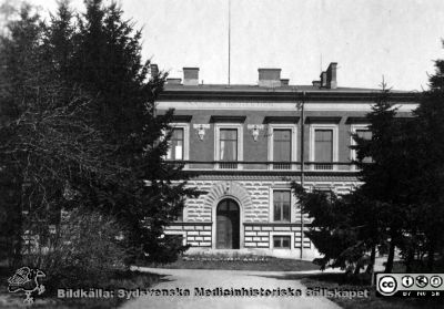 Bilder från histologiska avdelningen på anatomiska institutionen i Lund år 1923
Fotoalbum märkt 1923 på första bladet. Det innehåller bilder från dåvarande histologiska avdelningen på anatomiska institutionen i Lund på Biskopsgatan 7. Bildtext: Institutionen och parken. Bildkälla Stiftelsen Locus Medicus Lundensis 250317. Fotograf okänd.
