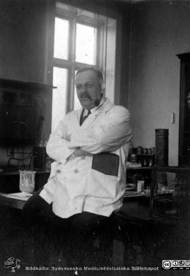 Bilder från histologiska avdelningen på anatomiska institutionen i Lund år 1923
Fotoalbum märkt 1923 på första bladet. Det innehåller bilder från dåvarande histologiska avdelningen på anatomiska institutionen i Lund på Biskopsgatan 7. Bildtext: "Propheten", dvs Torsten Hellman. Bildkälla Stiftelsen Locus Medicus Lundensis 250317. Fotograf okänd.
Nyckelord: Professor;Histologiska avdelningen;Anatomiska Institutionen;Locus Medicus Lundensis;Stiftelse;Medicinska fakulteten i Lund;Lunds universitet