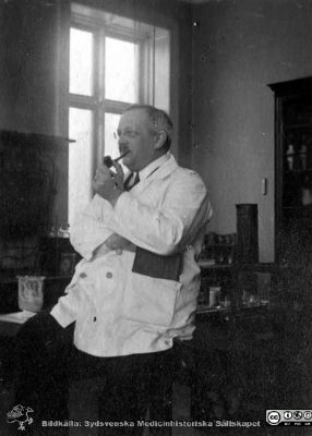 Bilder från histologiska avdelningen på anatomiska institutionen i Lund år 1923
Fotoalbum märkt 1923 på första bladet. Det innehåller bilder från dåvarande histologiska avdelningen på anatomiska institutionen i Lund på Biskopsgatan 7. Bildtext: "Propheten", dvs Torsten Hellman. Bildkälla Stiftelsen Locus Medicus Lundensis 250317. Fotograf okänd.
Nyckelord: Professor;Histologiska avdelningen;Anatomiska Institutionen;Locus Medicus Lundensis;Stiftelse;Medicinska fakulteten i Lund;Lunds universitet