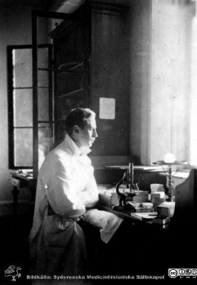 Fotoalbum tillägnat Professor Torsten Hellman på hans födelsedag 3.4.1924
Fotoalbum märkt 1923 på första bladet. Det innehåller bilder från dåvarande histologiska avdelningen 
på anatomiska institutionen i Lund på Biskopsgatan 7. Bildtext: Erik Karstrup. Bildkälla Stiftelsen Locus Medicus Lundensis 250317. Fotograf okänd.
Nyckelord: Professor;Histologiska avdelningen;Anatomiska Institutionen;Locus Medicus Lundensis;Stiftelse;Medicinska fakulteten i Lund;Lunds universitet