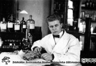 Fotoalbum tillägnat Professor Torsten Hellman på hans födelsedag 3.4.1924
Fotoalbum märkt 1923 på första bladet. Det innehåller bilder från dåvarande histologiska avdelningen 
på anatomiska institutionen i Lund på Biskopsgatan 7. Bildtext: Hans Hellsten. Han förefaller vara i färd med att skära ut preparatbitar.
Bildkälla Stiftelsen Locus Medicus Lundensis 250317. Fotograf okänd.
Nyckelord: Histologiska avdelningen;Anatomiska Institutionen;Locus Medicus Lundensis;Stiftelse;Medicinska fakulteten i Lund;Lunds universitet