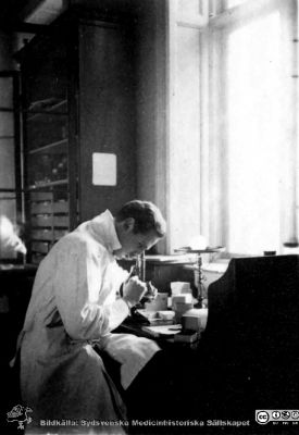 Fotoalbum tillägnat Professor Torsten Hellman på hans födelsedag 3.4.1924
Fotoalbum märkt 1923 på första bladet. Det innehåller bilder från dåvarande histologiska avdelningen på anatomiska institutionen i Lund på Biskopsgatan 7. Bildtext: Erik Karstrup. Bildkälla Stiftelsen Locus Medicus Lundensis 250317. Fotograf okänd.
Nyckelord: Professor;Histologiska avdelningen;Anatomiska Institutionen;Locus Medicus Lundensis;Stiftelse;Medicinska fakulteten i Lund;Lunds universitet