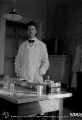 Fotoalbum tillägnat Professor Torsten Hellman på hans födelsedag 3.4.1924
Fotoalbum märkt 1923 på första bladet. Det innehåller bilder från dåvarande histologiska avdelningen 
på anatomiska institutionen i Lund på Biskopsgatan 7. Bildtext: Karl Rosén. Bildkälla Stiftelsen Locus Medicus Lundensis 250317. Fotograf okänd.
Nyckelord: Histologiska avdelningen;Anatomiska Institutionen;Locus Medicus Lundensis;Stiftelse;Medicinska fakulteten i Lund;Lunds universitet