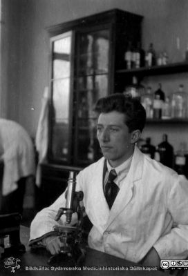 Bilder från histologiska avdelningen på anatomiska institutionen i Lund år 1923
Fotoalbum märkt 1923 på första bladet. Det innehåller bilder från dåvarande histologiska avdelningen på anatomiska institutionen i Lund på Biskopsgatan 7. Bildtext: Karl Rosén. Bildkälla Stiftelsen Locus Medicus Lundensis 250317. Fotograf okänd.
Nyckelord: Histologiska avdelningen;Anatomiska Institutionen;Locus Medicus Lundensis;Stiftelse;Medicinska fakulteten i Lund;Lunds universitet