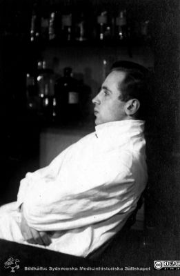Fotoalbum tillägnat Professor Torsten Hellman på hans födelsedag 3.4.1924
Fotoalbum märkt 1923 på första bladet. Det innehåller bilder från dåvarande histologiska avdelningen på anatomiska institutionen i Lund på Biskopsgatan 7. Bildtext: Erik Karstrup. Bildkälla Stiftelsen Locus Medicus Lundensis 250317. Fotograf okänd.
Nyckelord: Histologiska avdelningen;Anatomiska Institutionen;Locus Medicus Lundensis;Stiftelse;Medicinska fakulteten i Lund;Lunds universitet