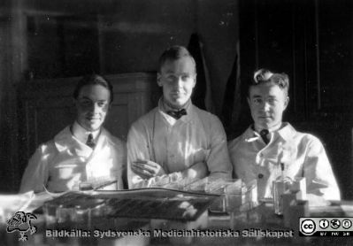 Bilder från histologiska avdelningen på anatomiska institutionen i Lund år 1923
Fotoalbum märkt 1923 på första bladet. Det innehåller bilder från dåvarande histologiska avdelningen på anatomiska institutionen i Lund på Biskopsgatan 7. Bildtext: Carl-Axel Ekman, Erik Järpe, Ernfrid Nilsson. Bildkälla Stiftelsen Locus Medicus Lundensis 250317. Fotograf okänd.
Nyckelord: Histologiska avdelningen;Anatomiska Institutionen;Locus Medicus Lundensis;Stiftelse;Medicinska fakulteten i Lund;Lunds universitet