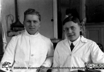 Bilder från histologiska avdelningen på anatomiska institutionen i Lund år 1923
Fotoalbum märkt 1923 på första bladet. Det innehåller bilder från dåvarande histologiska avdelningen på anatomiska institutionen i Lund på Biskopsgatan 7. Bildtext: Helge Wulff, Gunnar Bergman. Bildkälla Stiftelsen Locus Medicus Lundensis 250317. Fotograf okänd.
