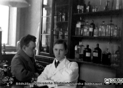 Bilder från histologiska avdelningen på anatomiska institutionen i Lund år 1923
Fotoalbum märkt 1923 på första bladet. Det innehåller bilder från dåvarande histologiska avdelningen på anatomiska institutionen i Lund på Biskopsgatan 7. Bildtext: Johan Möller, Alvar Laurell. Bildkälla Stiftelsen Locus Medicus Lundensis 250317. Fotograf okänd.
Nyckelord: Histologiska avdelningen;Anatomiska Institutionen;Locus Medicus Lundensis;Stiftelse;Medicinska fakulteten i Lund;Lunds universitet