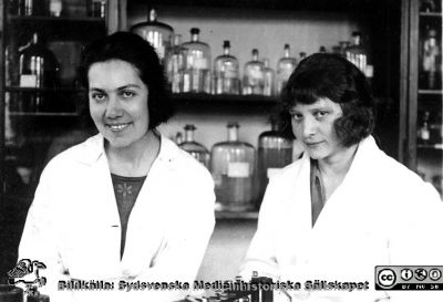 Fotoalbum tillägnat Professor Torsten Hellman på hans födelsedag 3.4.1924
Fotoalbum märkt 1923 på första bladet. Det innehåller bilder från dåvarande histologiska avdelningen på anatomiska institutionen i Lund på Biskopsgatan 7. Bildtext: Märta Ralston, Anna Christoffersson. Bildkälla Stiftelsen Locus Medicus Lundensis 250317. Fotograf okänd.
Nyckelord: Histologiska avdelningen;Anatomiska Institutionen;Medicinska fakulteten i Lund;Locus Medicus Lundensis;Lunds universitet