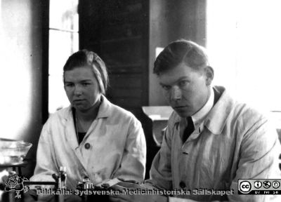 Fotoalbum tillägnat Professor Torsten Hellman på hans födelsedag 3.4.1924
Fotoalbum märkt 1923 på första bladet. Det innehåller bilder från dåvarande histologiska avdelningen 
på anatomiska institutionen i Lund på Biskopsgatan 7. Bildtext: Paula Thulin, Ture Nilsson. Bildkälla Stiftelsen Locus Medicus Lundensis 250317. Fotograf okänd.
Nyckelord: Histologiska avdelningen;Anatomiska Institutionen;Medicinska fakulteten i Lund;Locus Medicus Lundensis;Lunds universitet