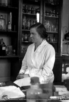 Bilder från histologiska avdelningen på anatomiska institutionen i Lund år 1923
Fotoalbum märkt 1923 på första bladet. Det innehåller bilder från dåvarande histologiska avdelningen på anatomiska institutionen i Lund på Biskopsgatan 7. Bildtext: Paula Thulin. Bildkälla Stiftelsen Locus Medicus Lundensis 250317. Fotograf okänd.
Nyckelord: Lunds universitet;Locus Medicus Lundensis;Medicinska fakulteten i Lund;Anatomiska Institutionen;Histologiska avdelningen