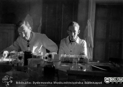Bilder från histologiska avdelningen på anatomiska institutionen i Lund år 1923
Fotoalbum märkt 1923 på första bladet. Det innehåller bilder från dåvarande histologiska avdelningen 
på anatomiska institutionen i Lund på Biskopsgatan 7. Bildtext: Helge Knöös, Folke Bokman. Bildkälla Stiftelsen Locus Medicus Lundensis 250317. Fotograf okänd.
Nyckelord: Histologiska avdelningen;Anatomiska Institutionen;Medicinska fakulteten i Lund;Locus Medicus Lundensis;Lunds universitet