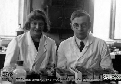 Bilder från histologiska avdelningen på anatomiska institutionen i Lund år 1923
Fotoalbum märkt 1923 på första bladet. Det innehåller bilder från dåvarande histologiska avdelningen ,
på anatomiska institutionen i Lund på Biskopsgatan 7. Bildtext: Anna Christoffersson, Verner Varde. Bildkälla Stiftelsen Locus Medicus Lundensis 250317. Fotograf okänd.
Nyckelord: Histologiska avdelningen;Anatomiska Institutionen;Medicinska fakulteten i Lund;Locus Medicus Lundensis;Lunds universitet