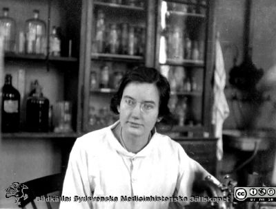 Bilder från histologiska avdelningen på anatomiska institutionen i Lund år 1923
Fotoalbum märkt 1923 på första bladet. Det innehåller bilder från dåvarande histologiska avdelningen, på anatomiska institutionen i Lund på Biskopsgatan 7. Bildtext: Eva Lagerwall. Bildkälla Stiftelsen Locus Medicus Lundensis 250317. Fotograf okänd.
Nyckelord: Histologiska avdelningen;Anatomiska Institutionen;Medicinska fakulteten i Lund;Locus Medicus Lundensis;Lunds universitet