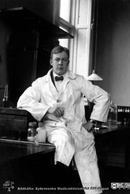 Bilder från histologiska avdelningen på anatomiska institutionen i Lund år 1923
Fotoalbum märkt 1923 på första bladet. Det innehåller bilder från dåvarande histologiska avdelningen på anatomiska institutionen i Lund på Biskopsgatan 7. Bildtext: Gösta Follin. Bildkälla Stiftelsen Locus Medicus Lundensis 250317. Fotograf okänd.
Nyckelord: Histologiska avdelningen;Anatomiska Institutionen;Medicinska fakulteten i Lund;Lunds universitet;Locus Medicus Lundensis