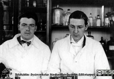 Bilder från histologiska avdelningen på anatomiska institutionen i Lund år 1923
Fotoalbum märkt 1923 på första bladet. Det innehåller bilder från dåvarande histologiska avdelningen på anatomiska institutionen i Lund på Biskopsgatan 7. Bildtext: Martin Pagander, Erik Palmqvist. Bildkälla Stiftelsen Locus Medicus Lundensis 250317. Fotograf okänd.
Nyckelord: Histologiska avdelningen;Anatomiska Institutionen;Medicinska fakulteten i Lund;Locus Medicus Lundensis;Lunds universitet