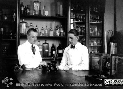 Bilder från histologiska avdelningen på anatomiska institutionen i Lund år 1923
Fotoalbum märkt 1923 på första bladet. Det innehåller bilder från dåvarande histologiska avdelningen 
på anatomiska institutionen i Lund på Biskopsgatan 7. Bildtext: Erik Adler, Carl-Axel Ekman. Bildkälla Stiftelsen Locus Medicus Lundensis 250317. Fotograf okänd.
Nyckelord: Histologiska avdelningen;Anatomiska Institutionen;Medicinska fakulteten i Lund;Locus Medicus Lundensis;Lunds universitet