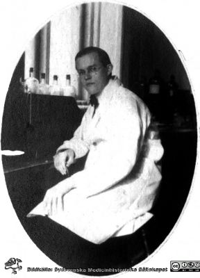 Foton från histologiska avdelningen vid anatomiska institutionen i Lund 3.4.1924
Fotoalbum tillägnat Professor Torsten Hellman Från Tacksamma Lärjungar 3.4.1924. Bildtext: "Millbourn".
Nyckelord: Anatomiska Institutionen;Histologiska avdelningen;Medicinska fakulteten i Lund;Locus Medicus Lundensis;Lunds universitet
