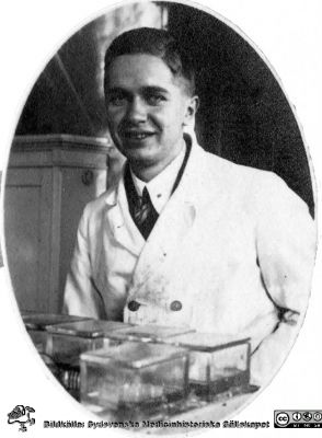 Fotoalbum tillägnat Professor Torsten Hellman Från Tacksamma Lärjungar 3.4.1924. 
Fotoalbum tillägnat Professor Torsten Hellman Från Tacksamma Lärjungar 3.4.1924. Bildtext: "Kulan". Han sistter vid glasvannor för färgning av histologiska objektsglas
Nyckelord: Lunds universitet;Anatomiska Institutionen;Histologiska avdelningen;Medicinska fakulteten i Lund;Locus Medicus Lundensis;Objektsglasfärgning
