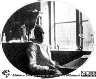 Fotoalbum tillägnat Professor Torsten Hellman Från Tacksamma Lärjungar 3.4.1924. 
Fotoalbum tillägnat Professor Torsten Hellman Från Tacksamma Lärjungar 3.4.1924. Bildtext: "Phugel".
Nyckelord: Anatomiska Institutionen;Histologiska avdelningen;Locus Medicus Lundensis;Medicinska fakulteten i Lund;Lunds universitet