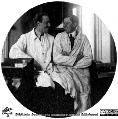 Fotoalbum tillägnat Professor Torsten Hellman Från Tacksamma Lärjungar 3.4.1924. 
Fotoalbum tillägnat Professor Torsten Hellman Från Tacksamma Lärjungar 3.4.1924. Bildtext: "Agne Löwegren, Erik LInde".
Nyckelord: Lunds universitet;Locus Medicus Lundensis;Medicinska fakulteten i Lund;Histologiska avdelningen;Anatomiska Institutionen