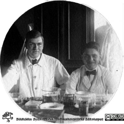 Fotoalbum tillägnat Professor Torsten Hellman Från Tacksamma Lärjungar 3.4.1924. 
Fotoalbum tillägnat Professor Torsten Hellman Från Tacksamma Lärjungar 3.4.1924. Bildtext: "Einar Gustafsson, Nils Lundgren".
Nyckelord: Anatomiska Institutionen;Histologiska avdelningen;Medicinska fakulteten i Lund;Lunds universitet;Locus Medicus Lundensis;Preparatburkar