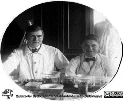 Fotoalbum tillägnat Professor Torsten Hellman på hans födelsedag 3.4.1924
Fotoalbum tillägnat Professor Torsten Hellman Från Tacksamma Lärjungar 3.4.1924. Bildtext: "Einar Gustafsson, Nils Lundgren. .
Nyckelord: Histologiska avdelningen;Anatomiska Institutionen;Medicinska fakulteten i Lund;Preparatburkar;Locus Medicus Lundensis;Lunds universitet
