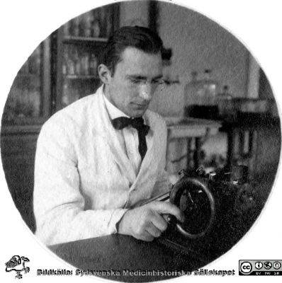 Fotoalbum tillägnat Professor Torsten Hellman på hans födelsedag 3.4.1924
Fotoalbum tillägnat Professor Torsten Hellman Från Tacksamma Lärjungar 3.4.1924. Bildtext: "Bertil Lindstrand". Han skär preparat på en handvevad mikrotom.
Nyckelord: Anatomiska Institutionen;Histologiska avdelningen;Medicinska fakulteten i Lund;Locus Medicus Lundensis;Universitet