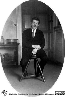 Fotoalbum tillägnat Professor Torsten Hellman Från Tacksamma Lärjungar 3.4.1924. 
Fotoalbum tillägnat Professor Torsten Hellman Från Tacksamma Lärjungar 3.4.1924. 
Bildtext: "Peter Petersen". Denne blev senare fysiolog och känd som "DubbelPeter".
Nyckelord: Histologiska avdelningen;Anatomiska Institutionen;Locus Medicus Lundensis;Medicinska fakulteten i Lund