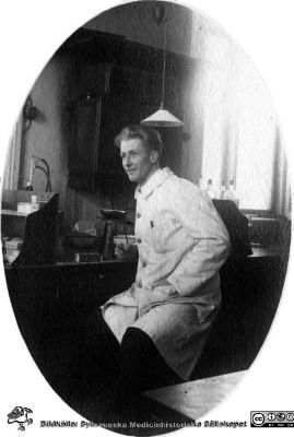 Fotoalbum tillägnat Professor Torsten Hellman Från Tacksamma Lärjungar 3.4.1924. 
Fotoalbum tillägnat Professor Torsten Hellman Från Tacksamma Lärjungar 3.4.1924. 
Bildtext: "Nils Månsson". 
Han sitter vid en laboratoriebänk på histologiska avdelningen.
Nyckelord: Histologiska avdelningen;Anatomiska Institutionen;Lunds universitet;Medicinska fakulteten i Lund;Locus Medicus Lundensis
