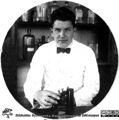 Fotoalbum tillägnat Professor Torsten Hellman Från Tacksamma Lärjungar 3.4.1924. 
Fotoalbum tillägnat Professor Torsten Hellman Från Tacksamma Lärjungar 3.4.1924. 
Bildtext: "Ivar Sandberg". 
Han sitter vid en laboratoriebänk med en apparat som kan vara en enkel mikrotom.
Nyckelord: Anatomiska Institutionen;Histologiska avdelningen;Locus Medicus Lundensis;Medicinska fakulteten i Lund;Universitet
