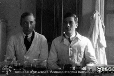 Fotoalbum tillägnat Professor Torsten Hellman Från Tacksamma Lärjungar 3.4.1924. 
Fotoalbum tillägnat Professor Torsten Hellman Från Tacksamma Lärjungar 3.4.1924. 
Bildtext: "Erik Salander, Henry Kristenson".
De synes syssla med att färga histologiska objektsglas.
Nyckelord: Histologiska avdelningen;Anatomiska Institutionen;Medicinska fakulteten i Lund;Medicinska fakulteten i Lund;Kurslaboration;Universitet