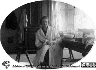 Fotoalbum tillägnat Professor Torsten Hellman Från Tacksamma Lärjungar 3.4.1924. 
Fotoalbum tillägnat Professor Torsten Hellman Från Tacksamma Lärjungar 3.4.1924. 
Bildtext: "Gunvor Åkeson".
Nyckelord: Anatomiska Institutionen;Histologiska avdelningen;Medicinska fakulteten i Lund;Locus Medicus Lundensis;Kurslaboration;Universitet