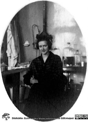 Fotoalbum tillägnat Professor Torsten Hellman Från Tacksamma Lärjungar 3.4.1924. 
Fotoalbum tillägnat Professor Torsten Hellman Från Tacksamma Lärjungar 3.4.1924. 
Bildtext: "Gunvor Åkeson".
Nyckelord: Universitet;Locus Medicus Lundensis;Medicinska fakulteten i Lund;Kurslaboration;Universitet