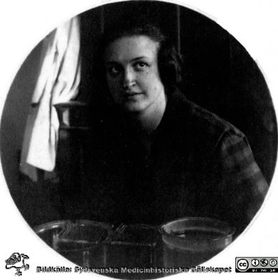 Fotoalbum tillägnat Professor Torsten Hellman Från Tacksamma Lärjungar 3.4.1924. 
Fotoalbum tillägnat Professor Torsten Hellman Från Tacksamma Lärjungar 3.4.1924. 
Bildtext: "Gunvor Åkeson".
Nyckelord: Universitet;Locus Medicus Lundensis;Medicinska fakulteten i Lund;Kurslaboration;Universitet
